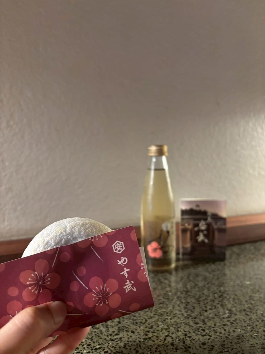 梅ヶ枝餅，紙套印著やす武