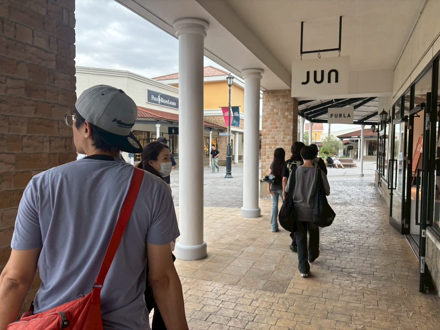 店舖前的柱廊