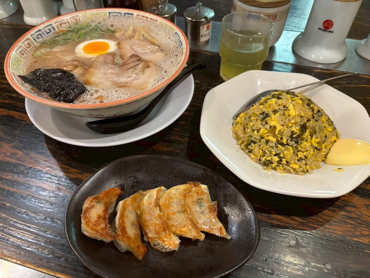 豚骨拉麵、高菜炒飯與煎餃