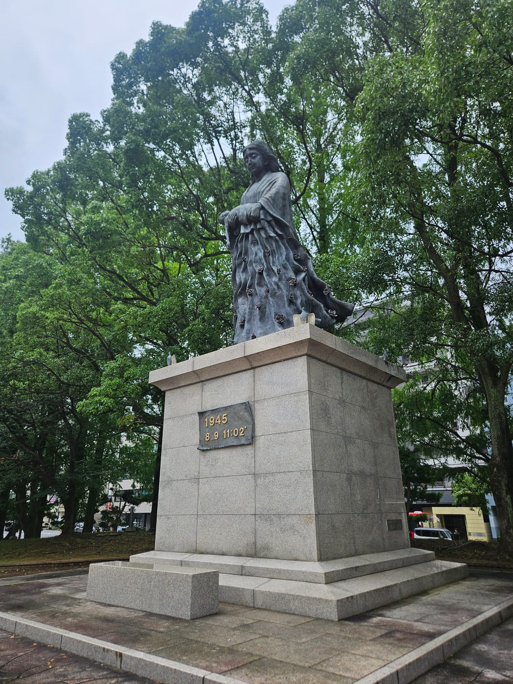 母子像，台座刻著 1945 8.9 11:02