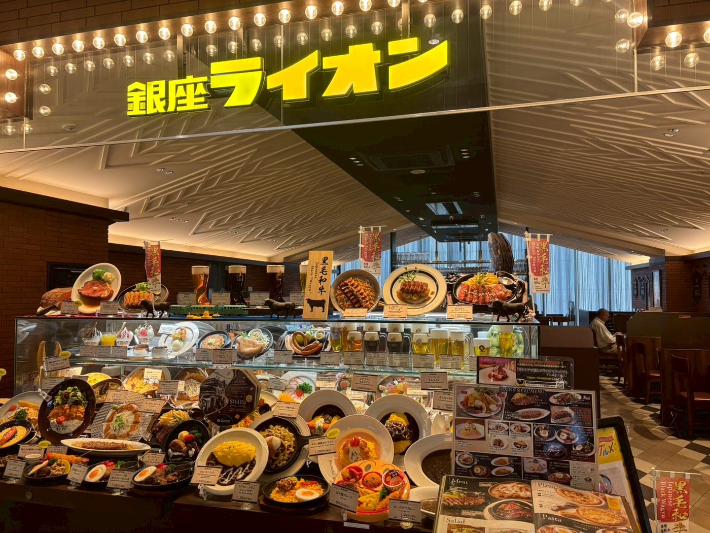 銀座ライオン 門口的食品模型