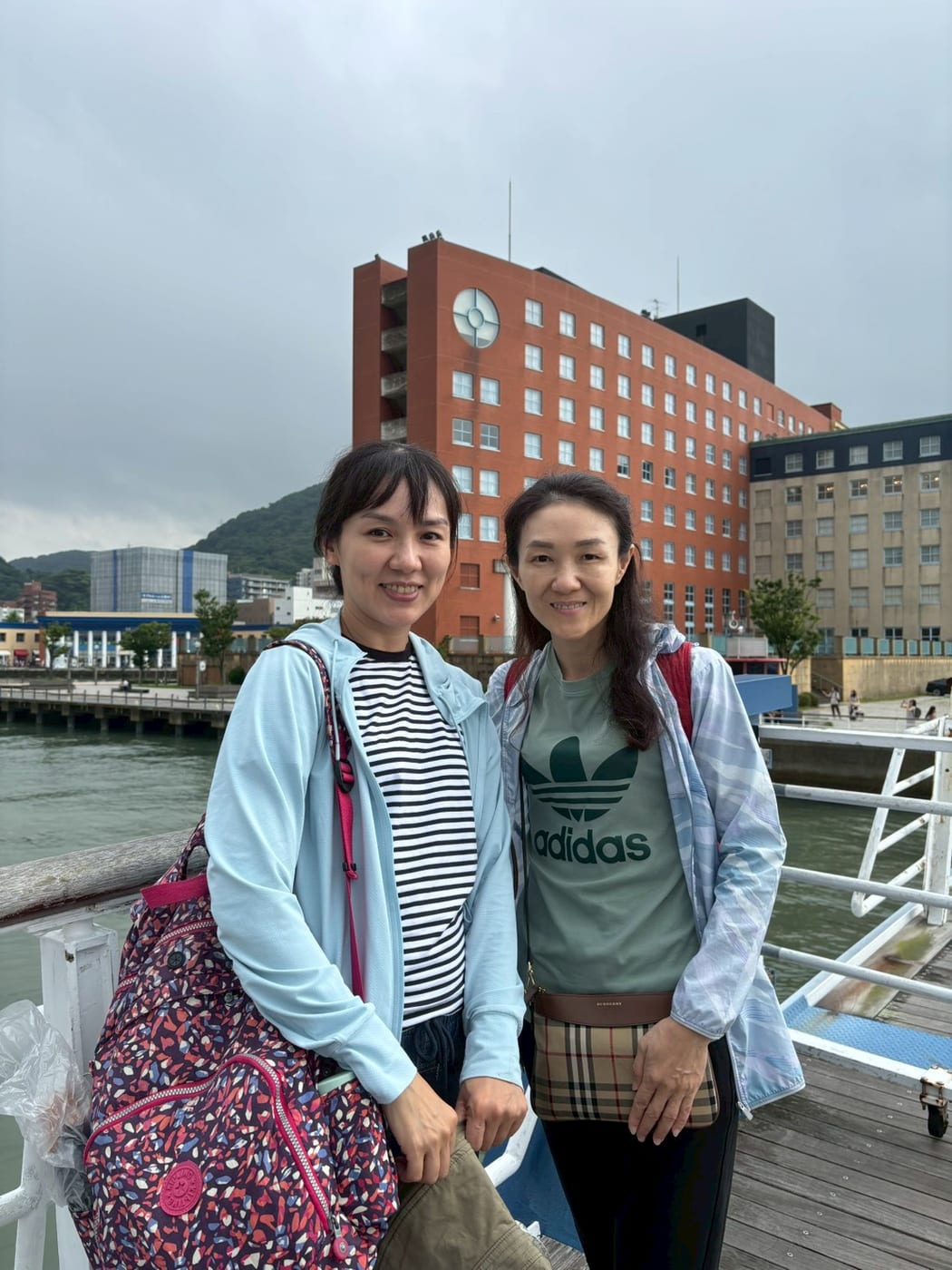淑真（左）與淑麗（右）