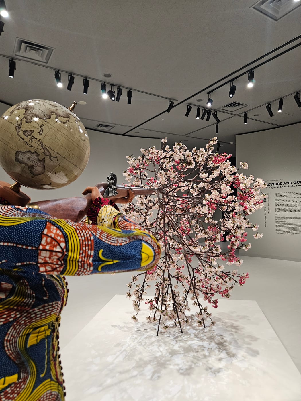 「花と銃」的展品