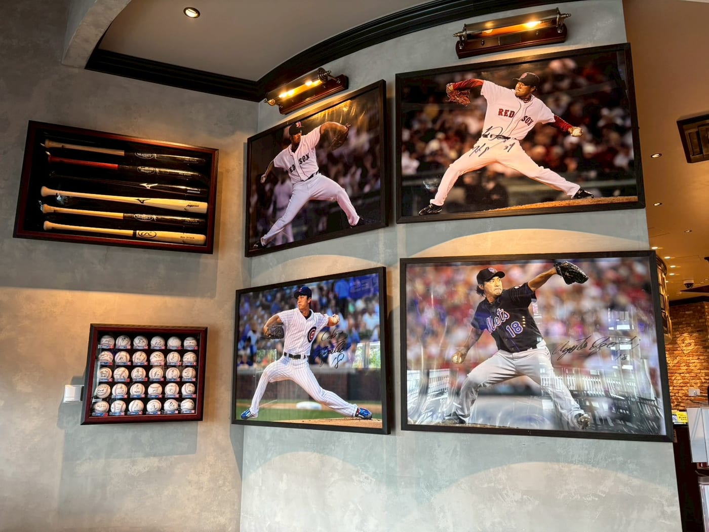 MLB café 的簽名牆