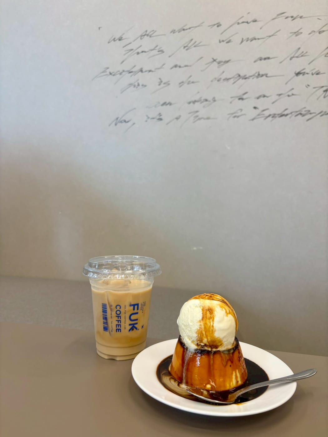 FUK COFFEE 的冰拿鐵與冰淇淋布丁
