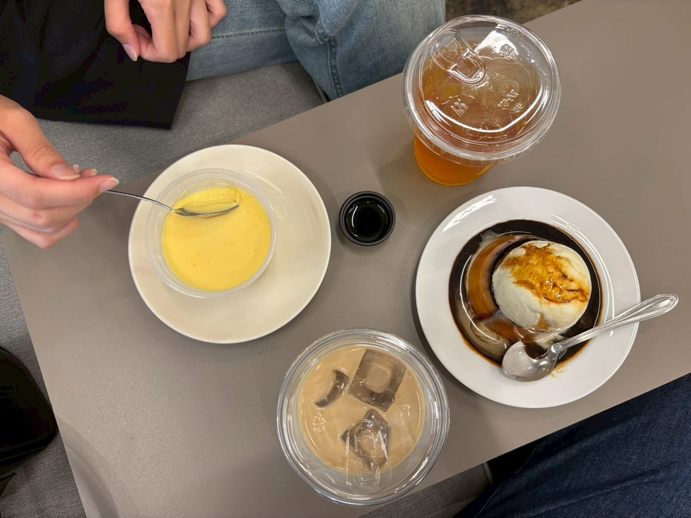 桌上的飲料與布丁
