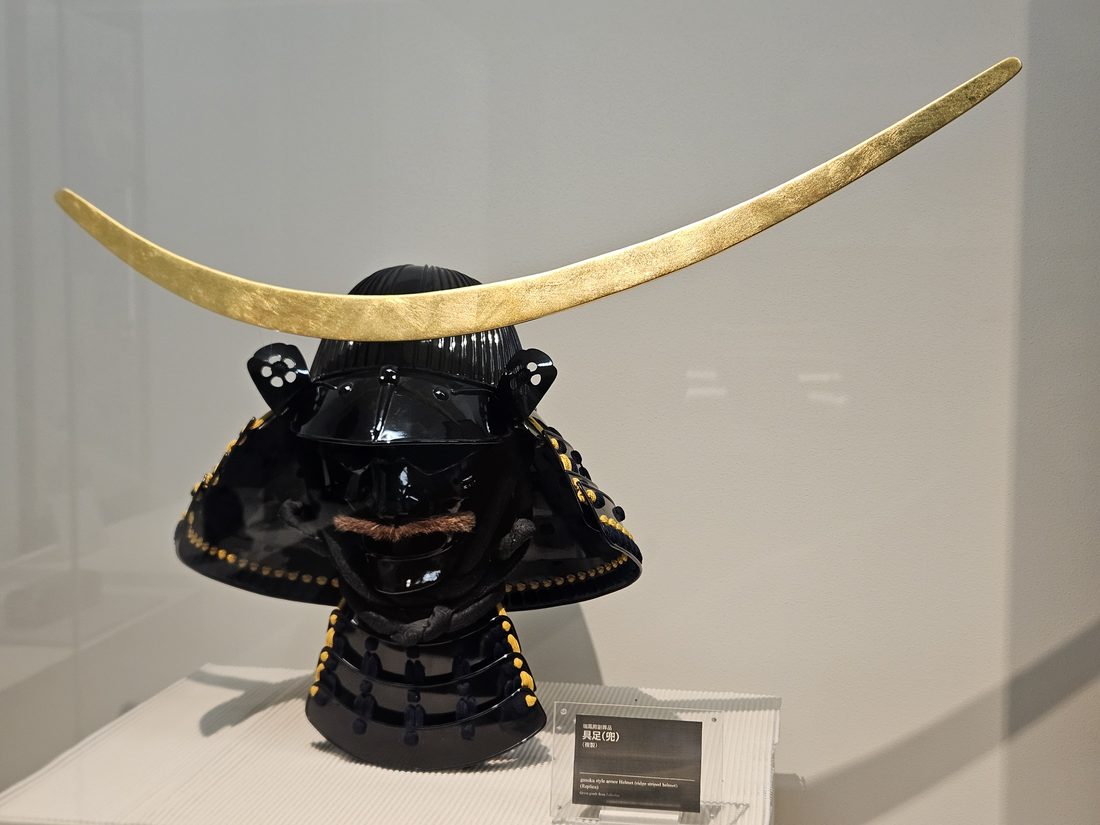 11:24 黑漆兜與金色新月前立（複製品）