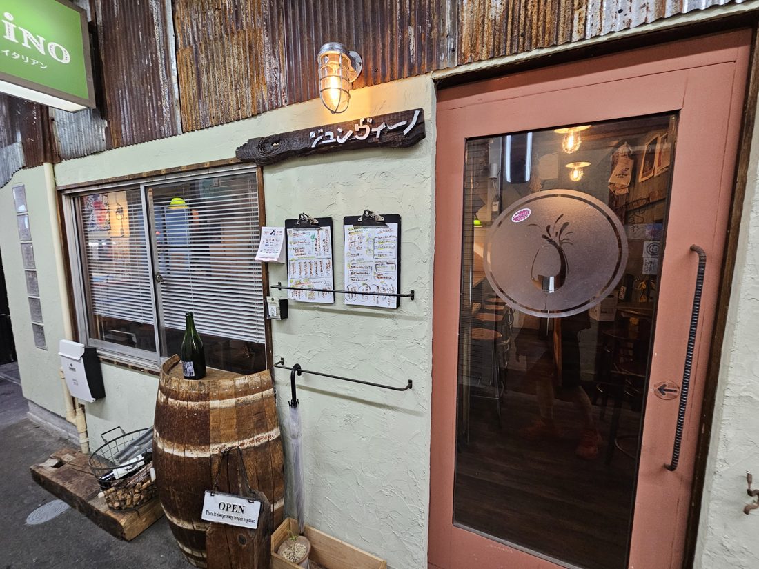 18:02 窄巷內的備長炭烤鳥店
