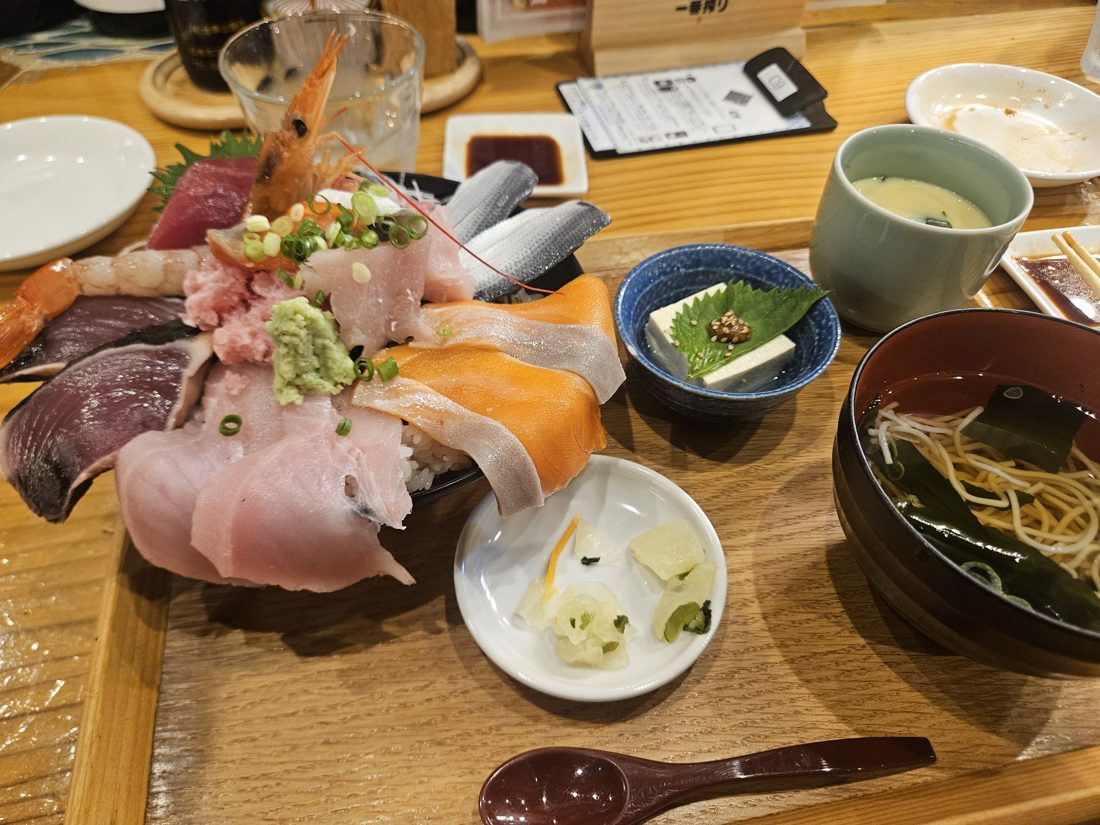 12:52 海鮮丼。大甜蝦、蔥花鮪魚泥、鰤魚、鰶魚，配茶碗蒸與冷豆腐