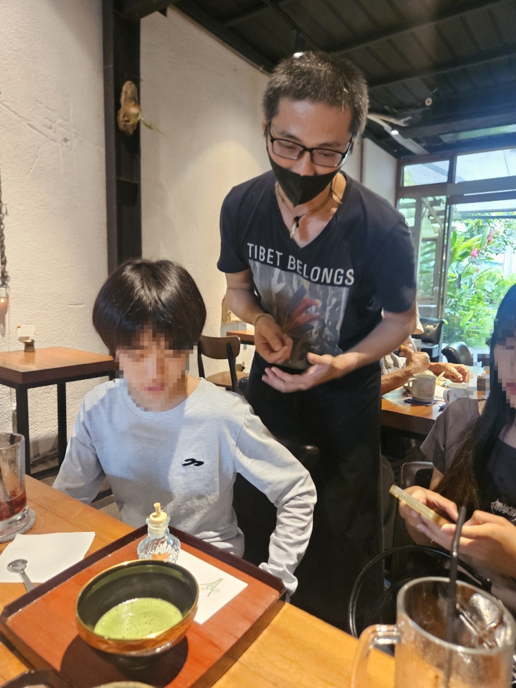 老師為孩子解說抹茶與和菓子的典故